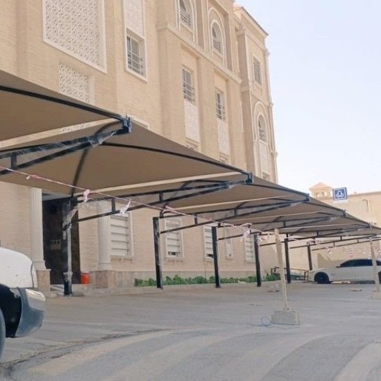  تركيب مظلات سيارات قماش بي في سي وبولي إيثيلين في الرياض تصميم وتركيب مظلات سيارات ومظلات مواقف منزلية بأشكال عصرية وخامات عالية الجودة مقاومة لأجواء الرياض لتوفير أقصى درجات الظل والحماية. تركيب-مظلات-سيارات-وحدائق-بالرياض