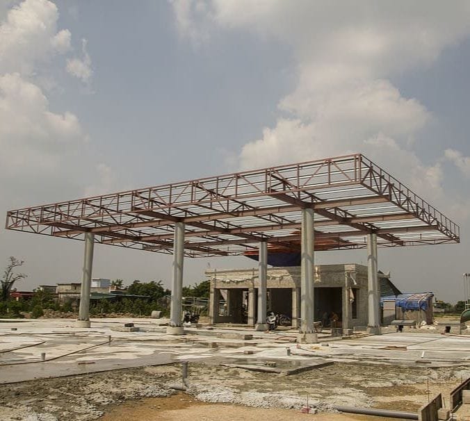 بناء وتصميم هناجر ومستودعات حديد احترافية في الرياض - مؤسسة العثمان تصميم-وبناء-هناجر-ومستودعات-الرياض تنفيذ مشاريع الهناجر والمستودعات بأعلى معايير الجودة والأمان في الرياض. صورة توضح أعمال مؤسسة العثمان في بناء وإنشاء الهناجر والمستودعات الحديدية الصناعية والتجارية في مدينة الرياض بأفضل المواصفات والهياكل المقاومة.

