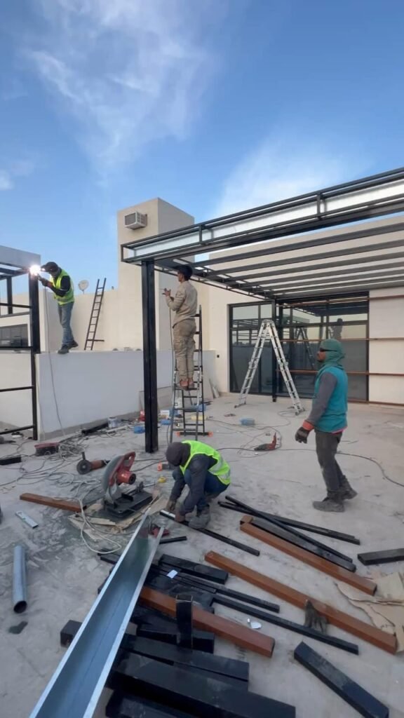 بناء غرف وملاحق وتركيب سقف ساندوتش بانل عازل للحرارة في الرياض