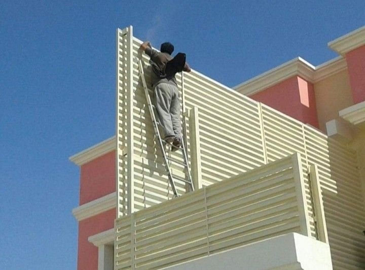  تركيب-سواتر-حديد-وقماش-الرياض تركيب-غرف-وسقف-ساندوتش-بانل-الرياض تركيب سواتر حديد مجدول وشرائح وسواتر قماش للمنازل والفلل في الرياض دمة تركيب السواتر المنزلية في الرياض بأنواعها (حديد، قماش، بلاستيك خشبي، لكسان) لتوفير الحماية والخصوصية العالية للأسوار والأسطح.